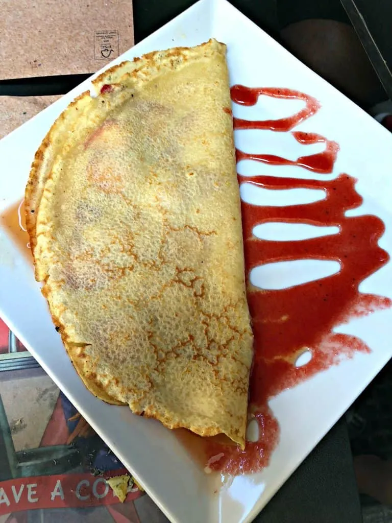 crepe with honey and strawberries