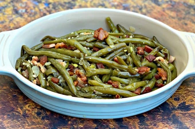 instant pot green beans in a blue bowl