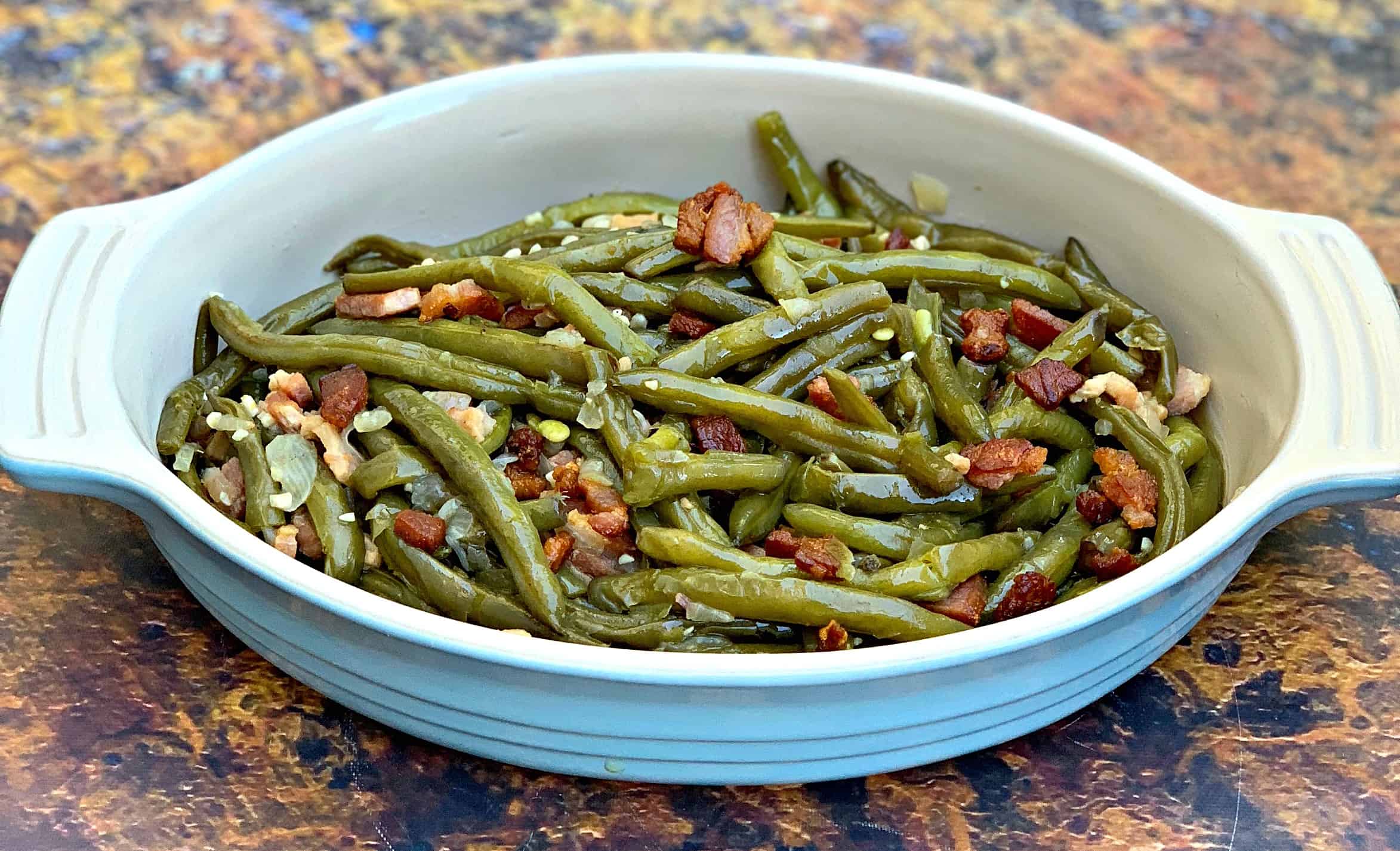 instant pot green beans in a blue bowl