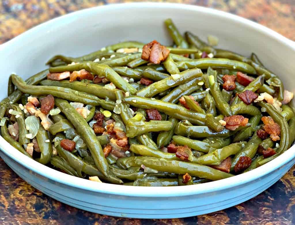 instant pot green beans in a blue bowl