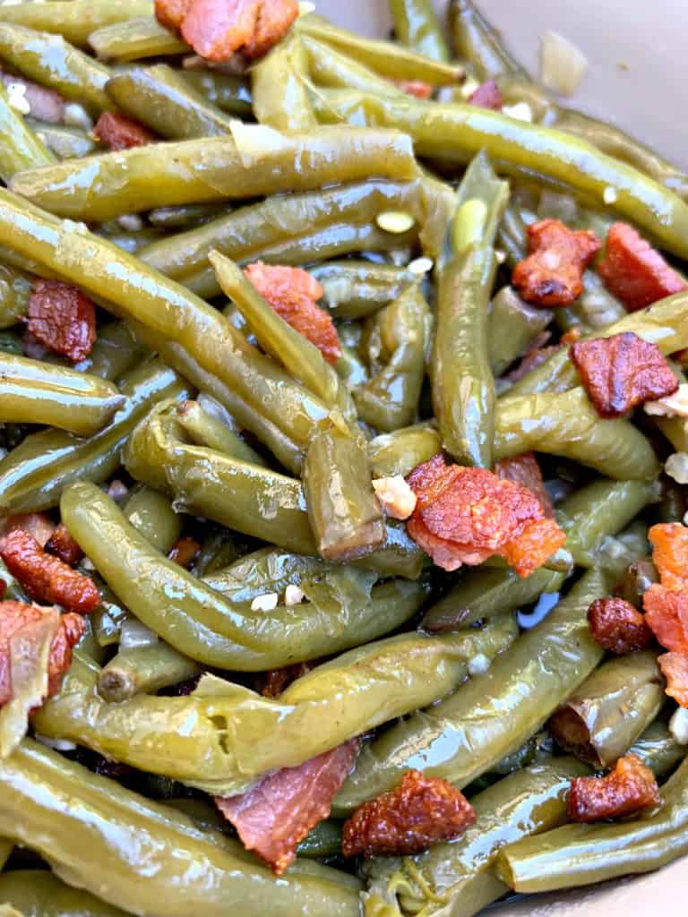 instant pot green beans in a blue bowl