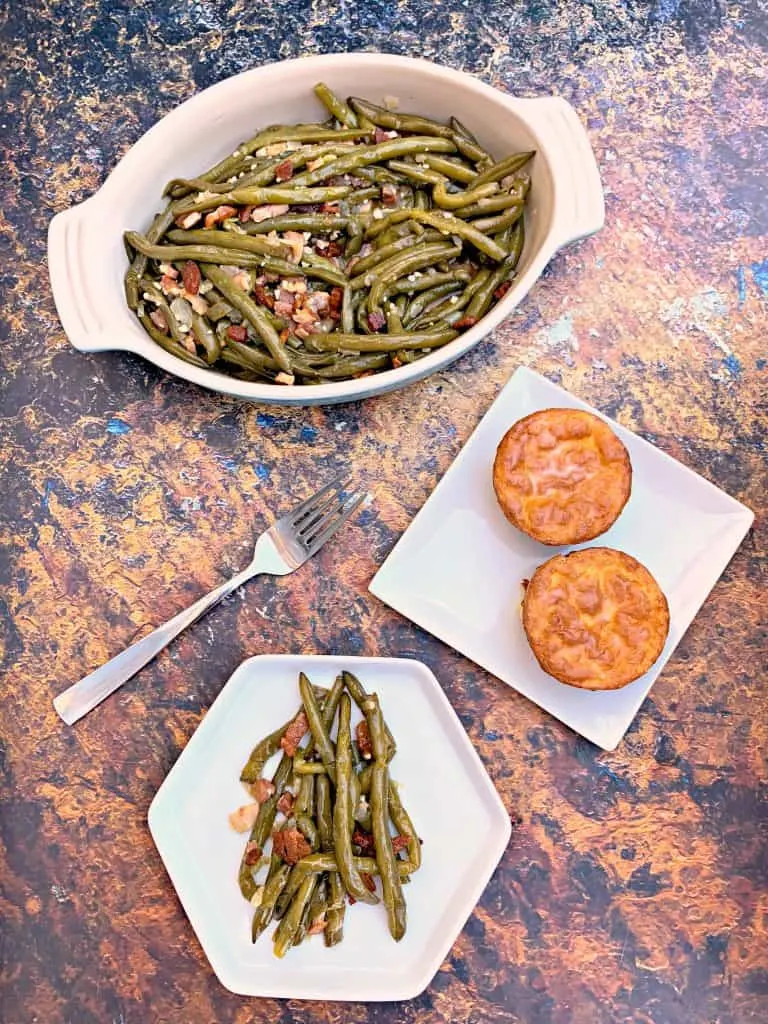 instant pot green beans in a blue bowl