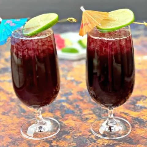 2 glasses of keto low carb red wine sangria with a lime
