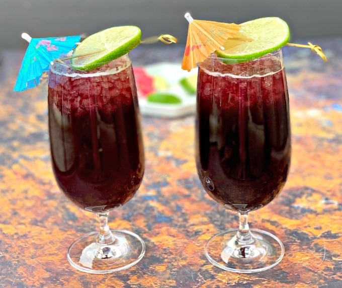 2 glasses of keto low carb red wine sangria with a lime