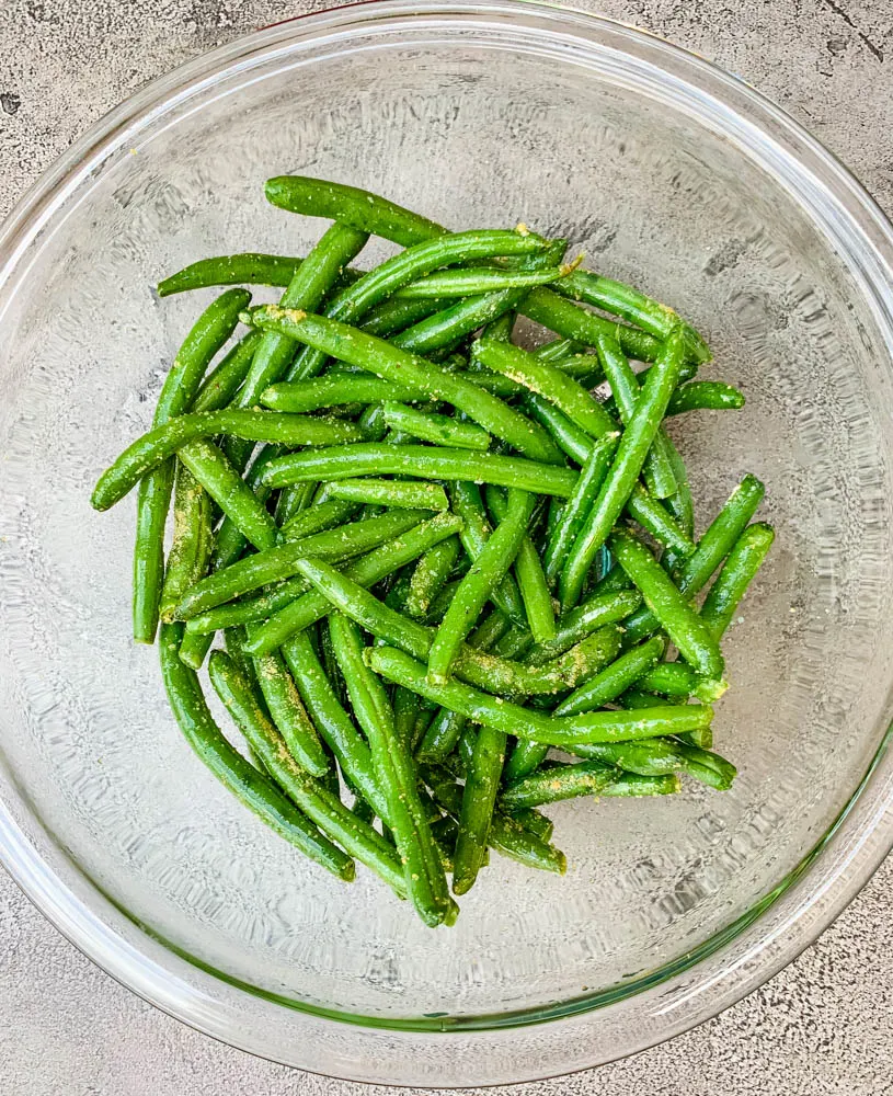 fresh green beans in a glass bowl