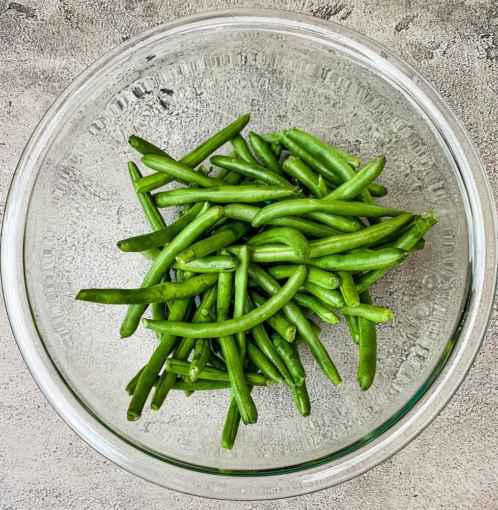 fresh green beans in a glass bowl
