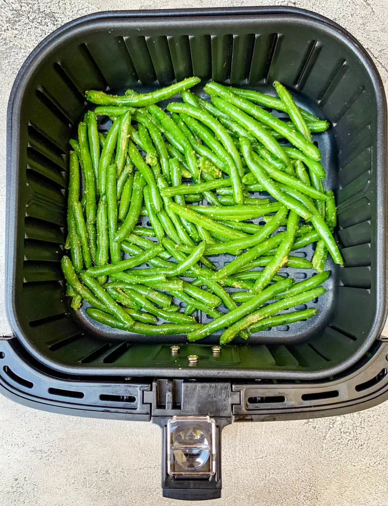 air fryer garlic green beans in an air fryer