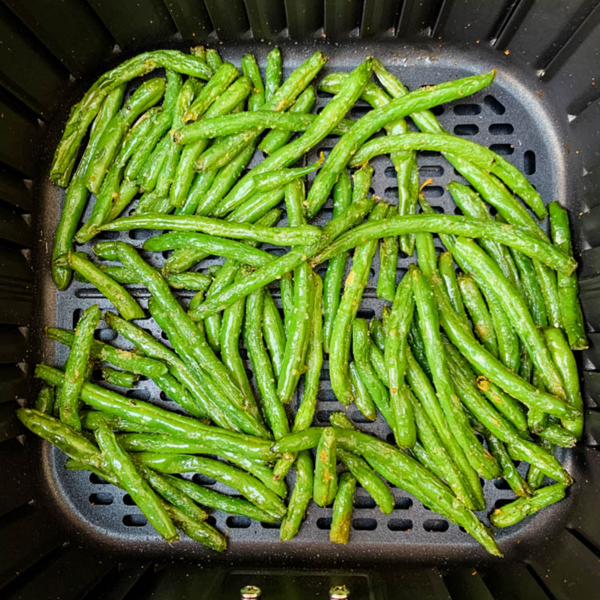 air fryer garlic green beans in an air fryer