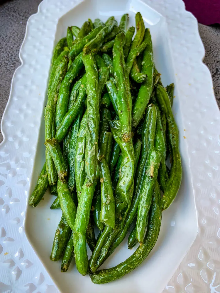 air fryer garlic green beans on a white plate