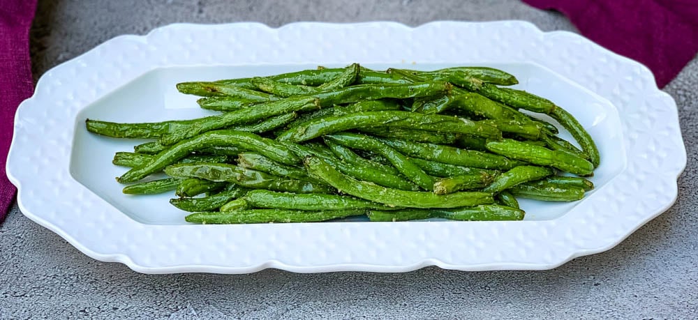 air fryer garlic green beans on a white plate