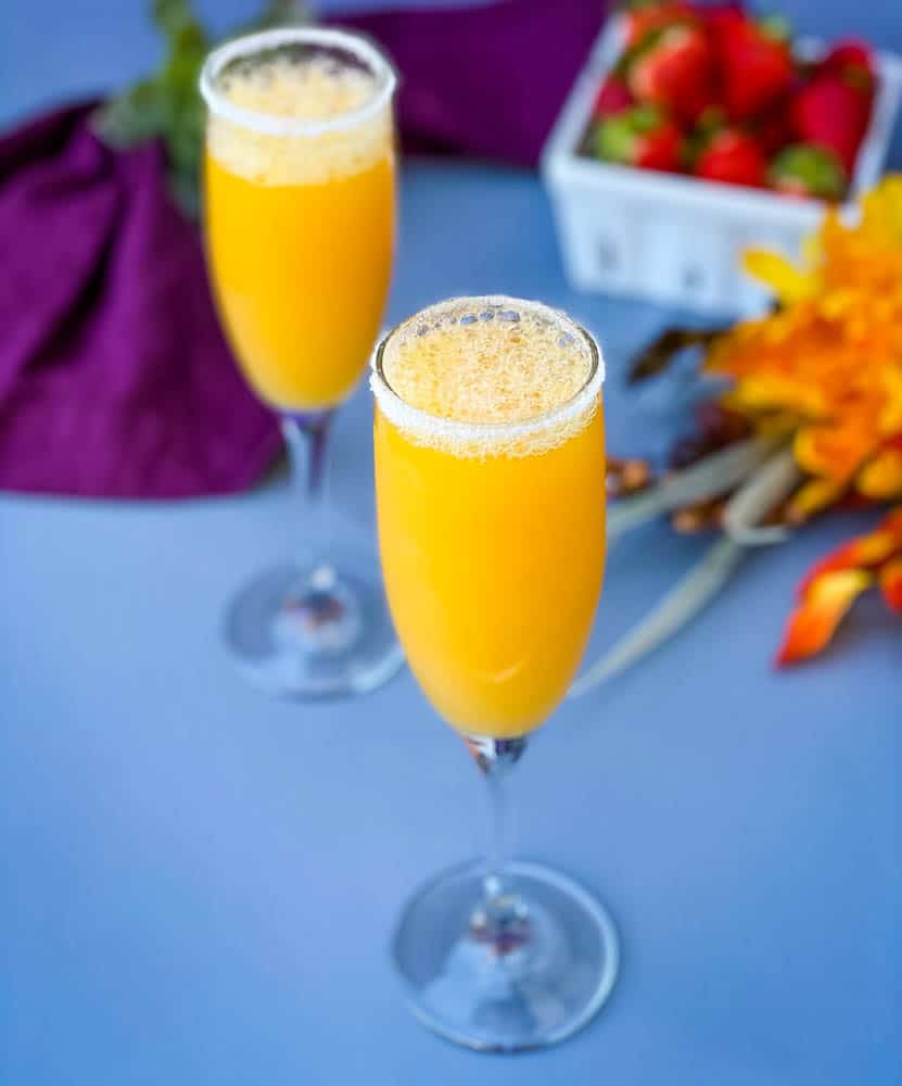 peach bellini recipe in a champagne . flot