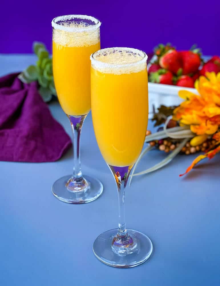 peach bellini recipe in a champagne . flot