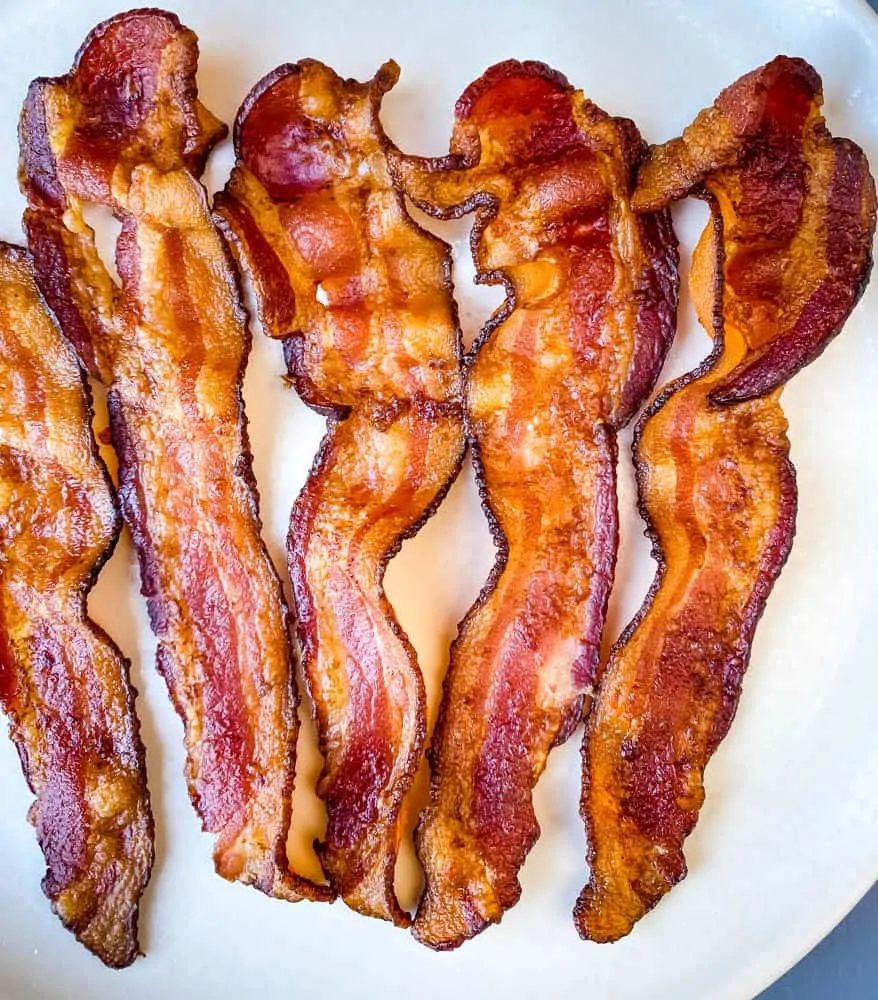 https://www.staysnatched.com/wp-content/uploads/2020/01/air-fryer-bacon-on-a-plate-1-1.jpg.webp