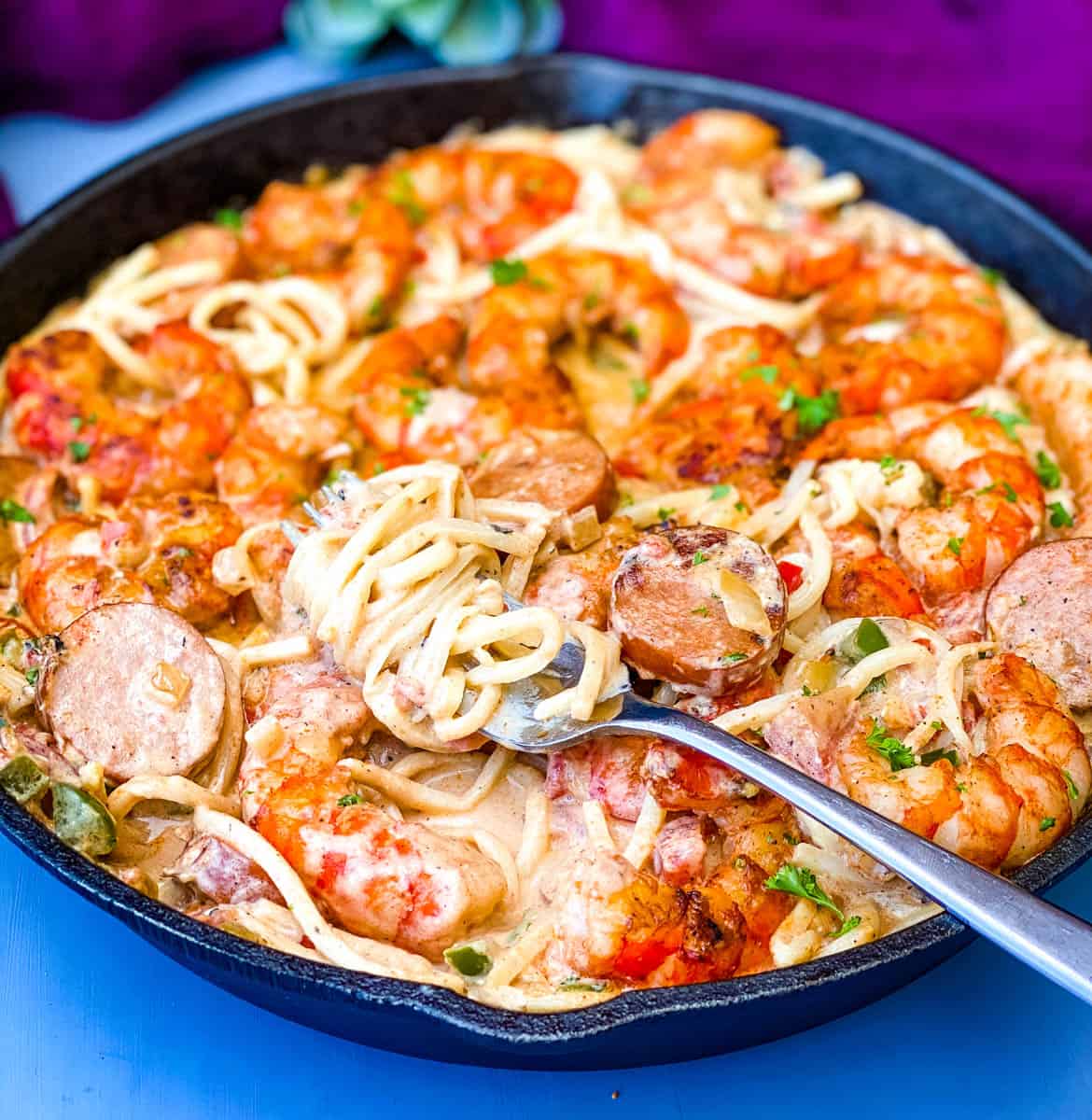 cajun shrimp pasta in a cast iron skillet