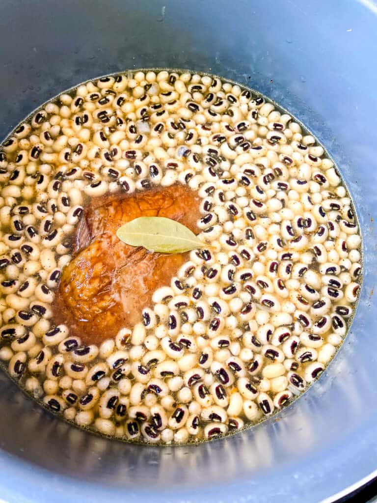 dried black eyed peas in the Instant Pot with a smoked turkey leg