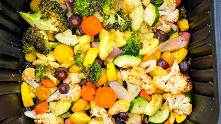 squash, zucchini, onions, carrots, broccoli, and cauliflower in an air fryer