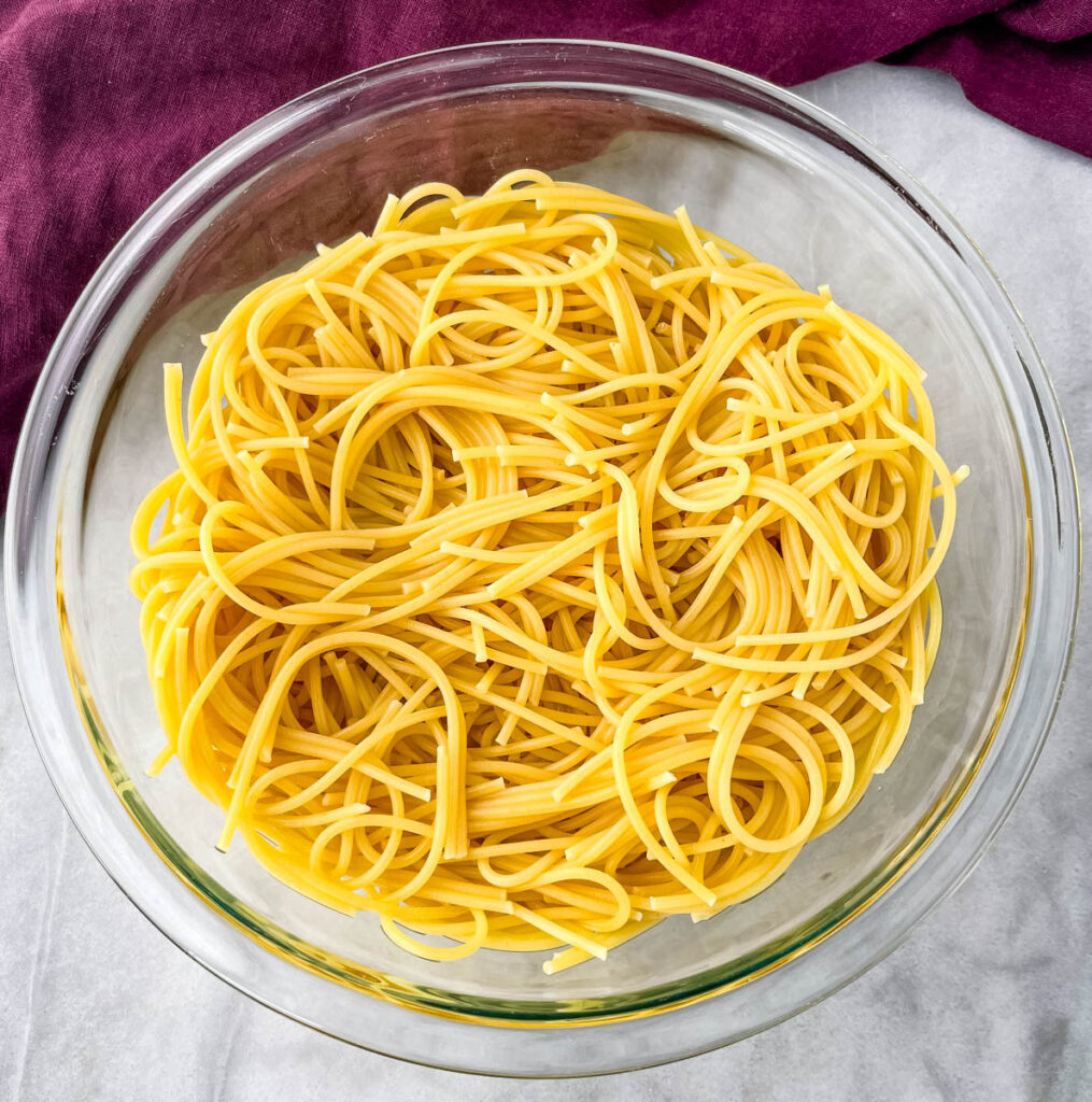 cooked spaghetti pasta in a glass bowl