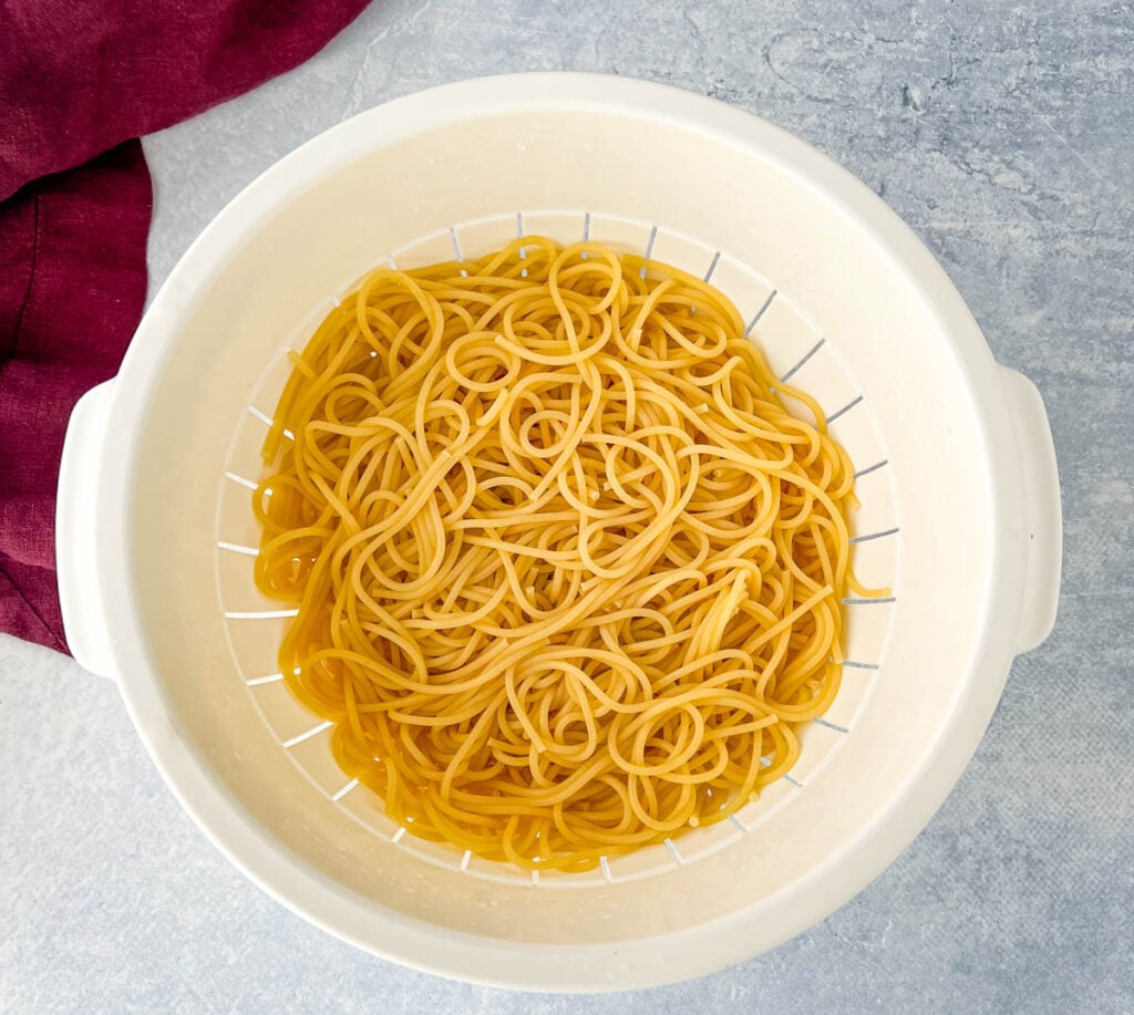 cooked spaghetti pasta in a colander