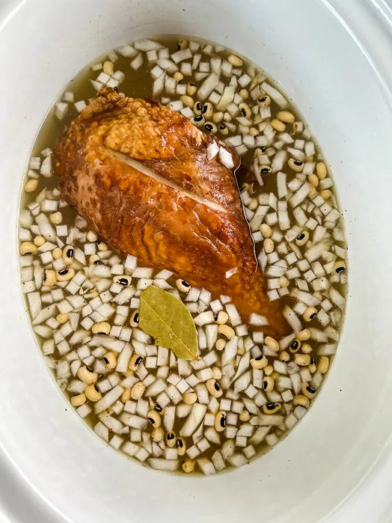 Slow-Cooker Crockpot Black Eyed Peas with Smoked Turkey (No Soak) + {VIDEO}