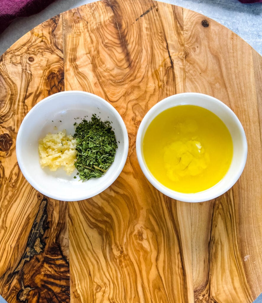 mantequilla, aceite de oliva, ajo y perejil en tazones blancos