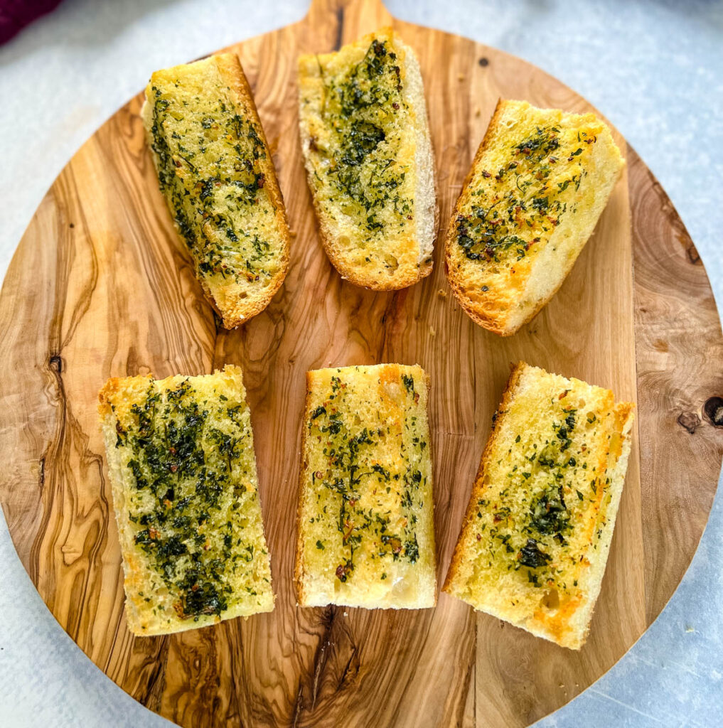 pan de ajo airfryer en una tabla de cortar de madera