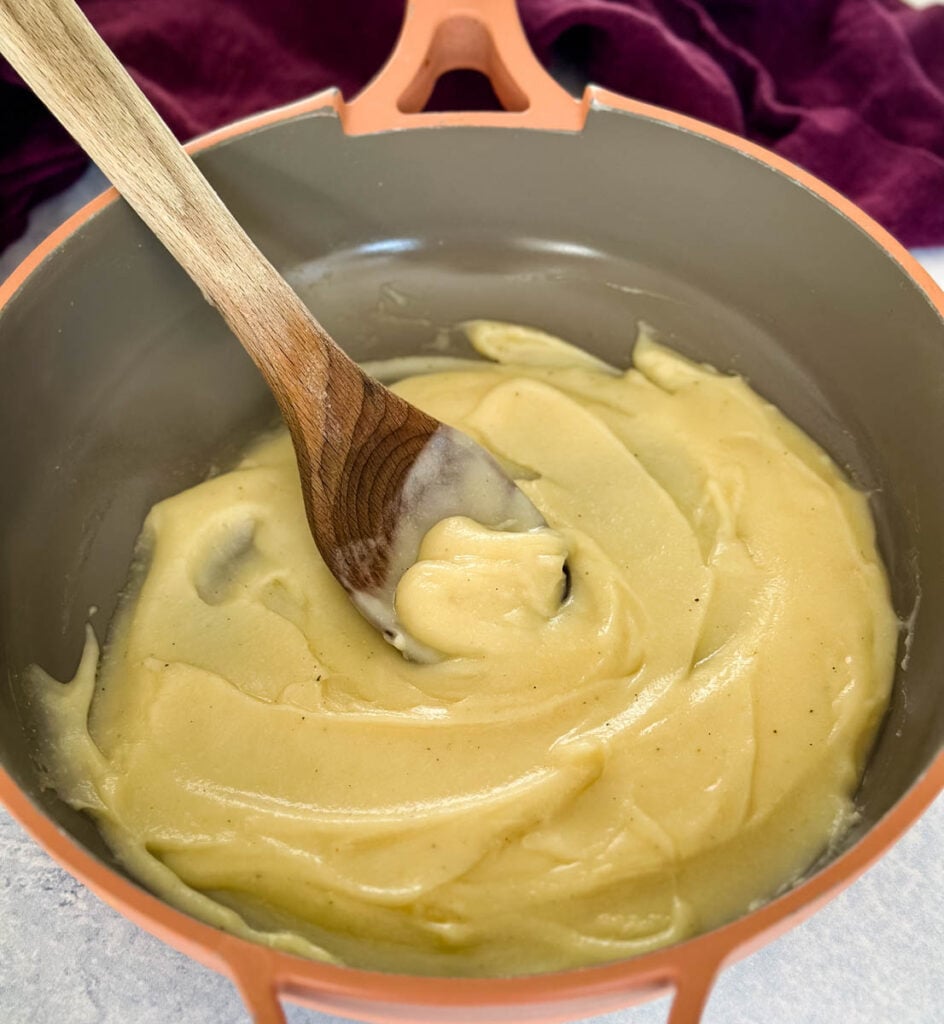 yellow gravy without drippings in a pan