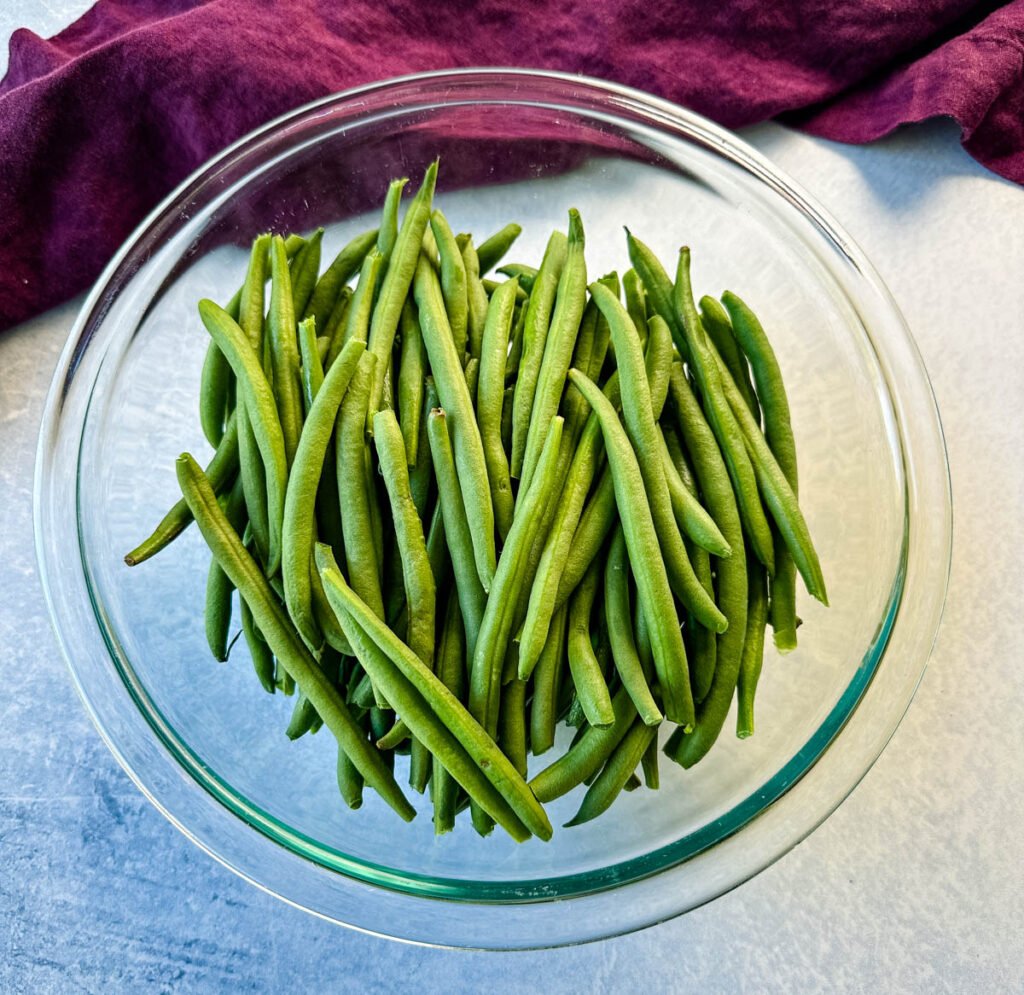 fresh green beans in a glass bowl