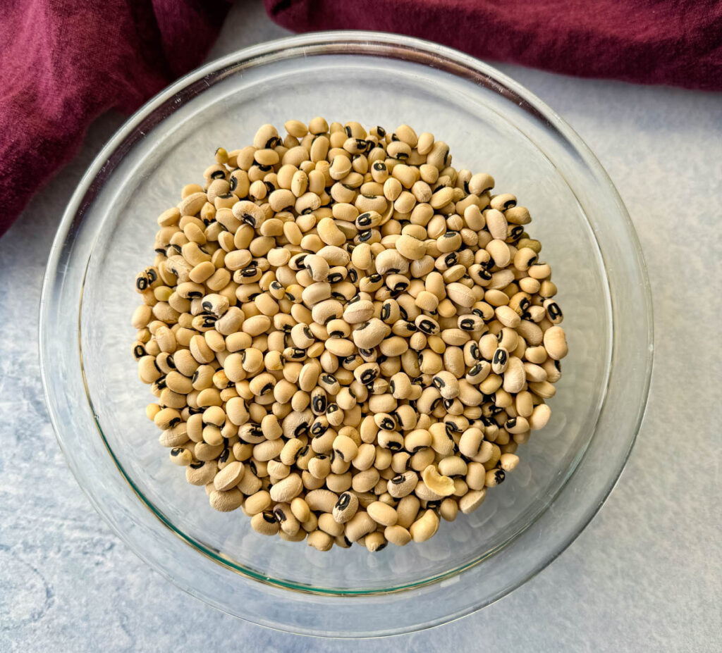 dried black eyed peas in a glass bowl