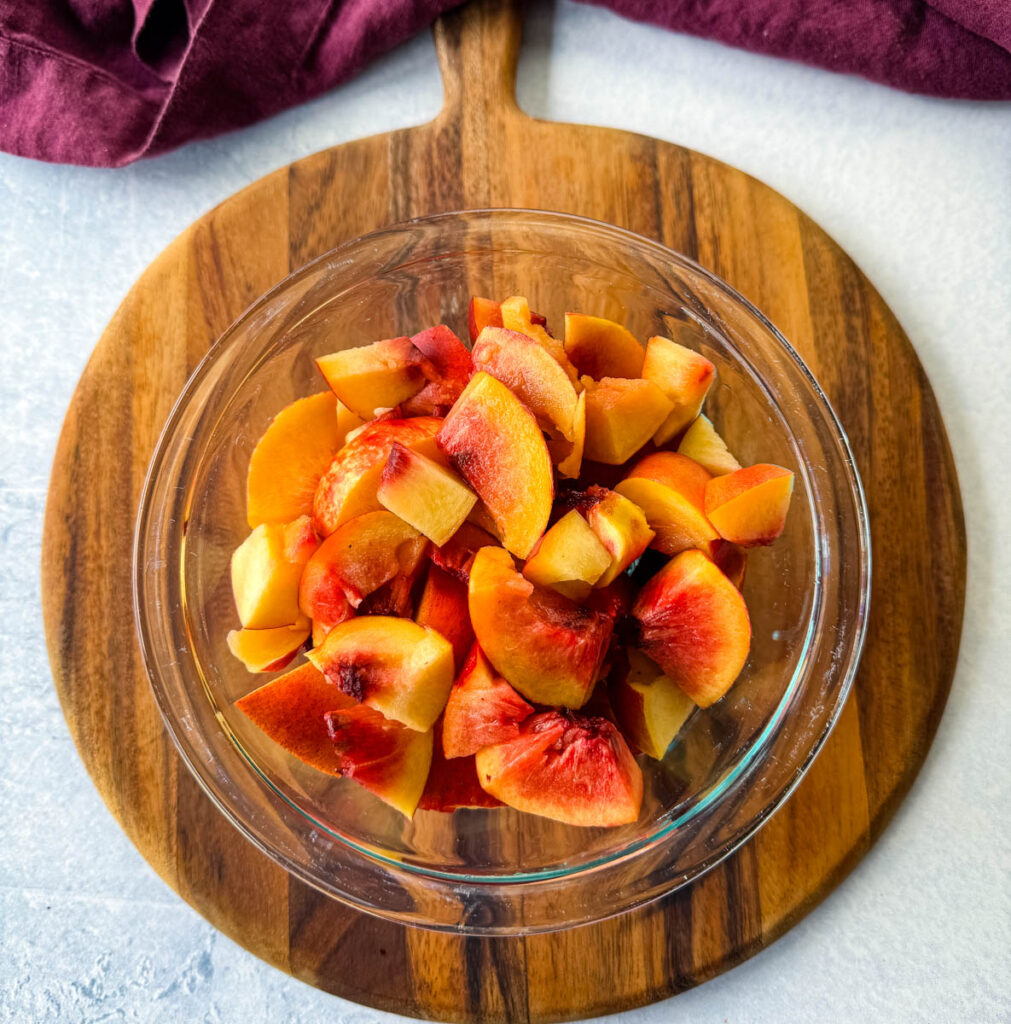 sliced peaches in a glass bowl